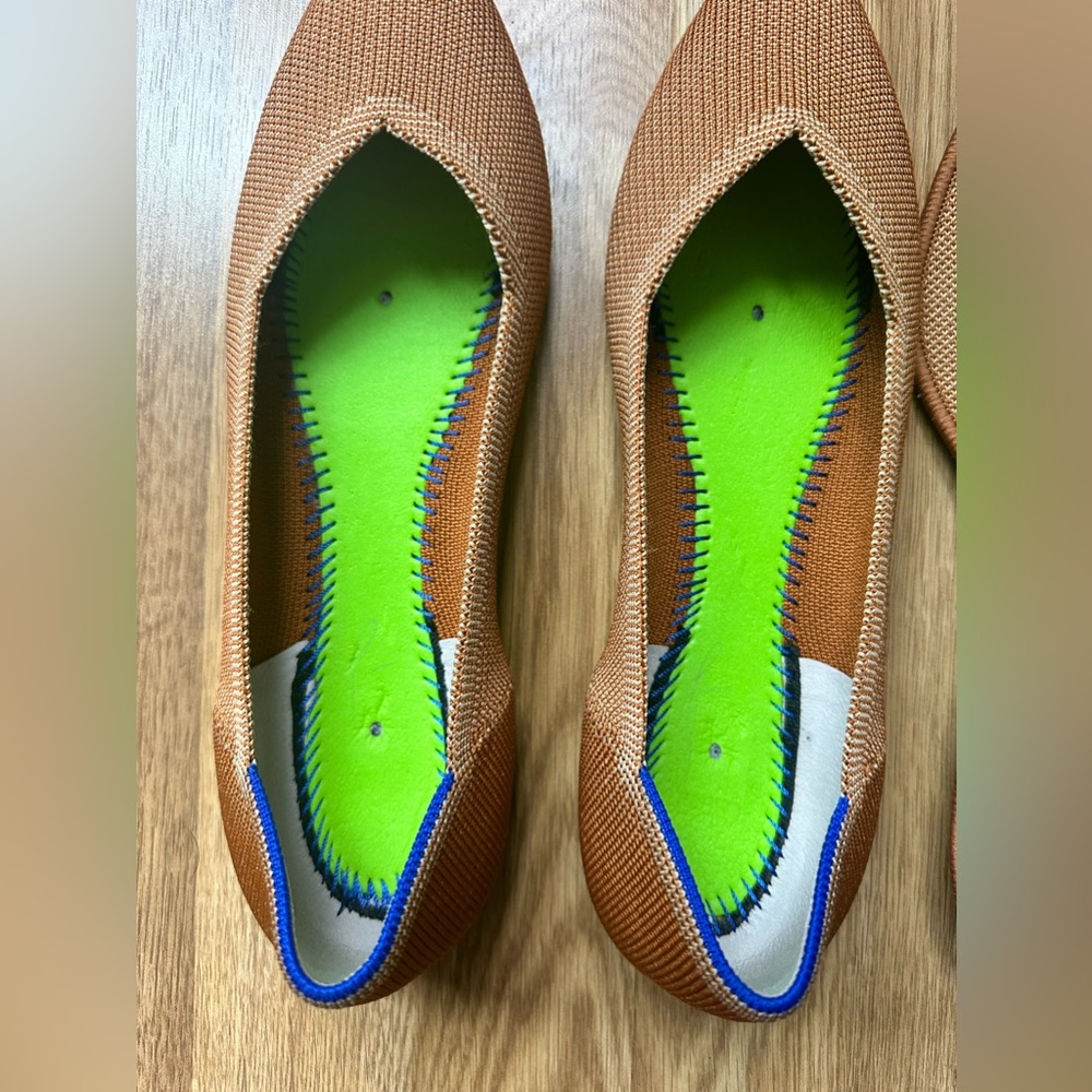 EUC 9.5 Point in shade of tan/yellow. Barely worn